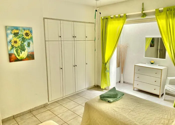 2 Bedroom, Sea Side Retreat Saronida