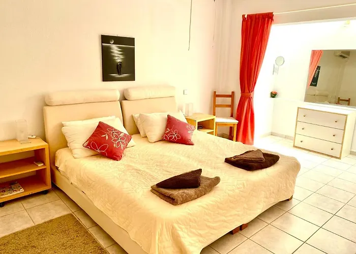 2 Bedroom, Sea Side Retreat Saronida