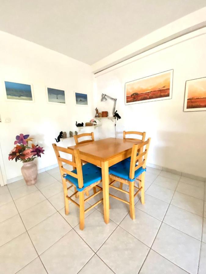 Apartment 2 Bedroom, Sea Side Retreat *